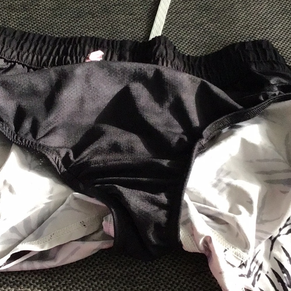 Vuori Clementine Shorts in Floating Palm Leaf - Picture 6 of 10